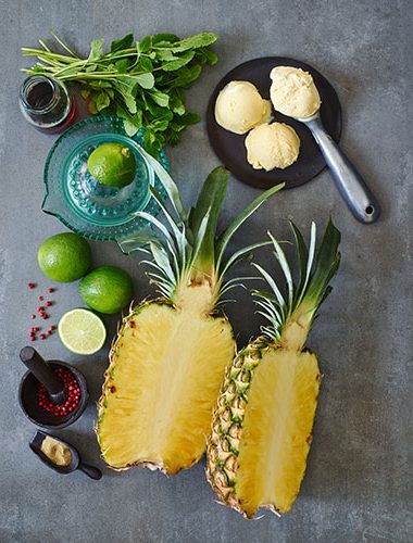 Ananas la grătar cu vinegretă de piper roz și rozmarin