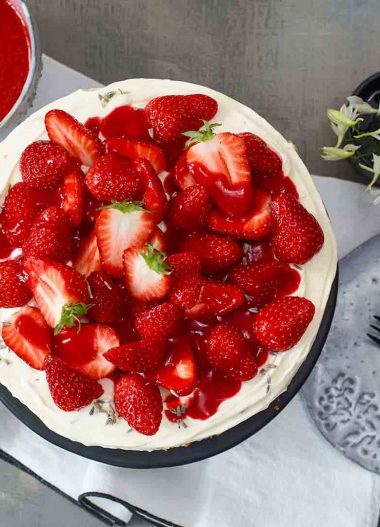 Cheesecake cu căpșuni și lavandă, sos de căpșuni și boabe de Tonka