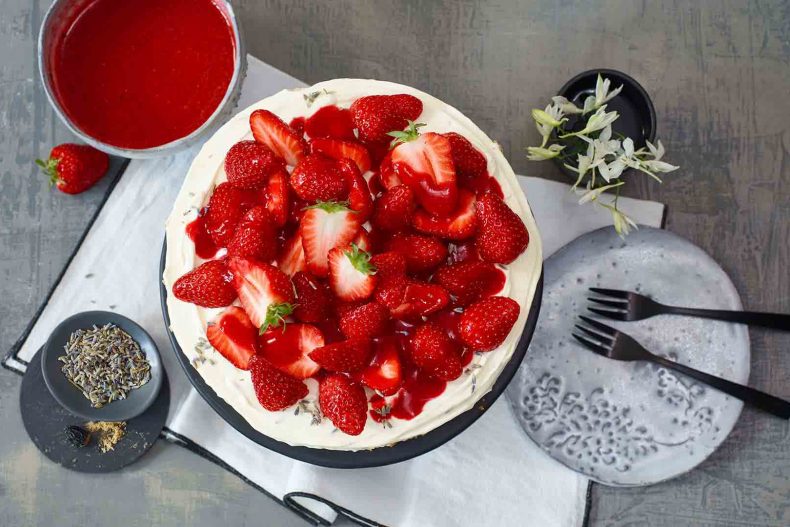 Cheesecake cu căpșuni și lavandă, sos de căpșuni și boabe de Tonka