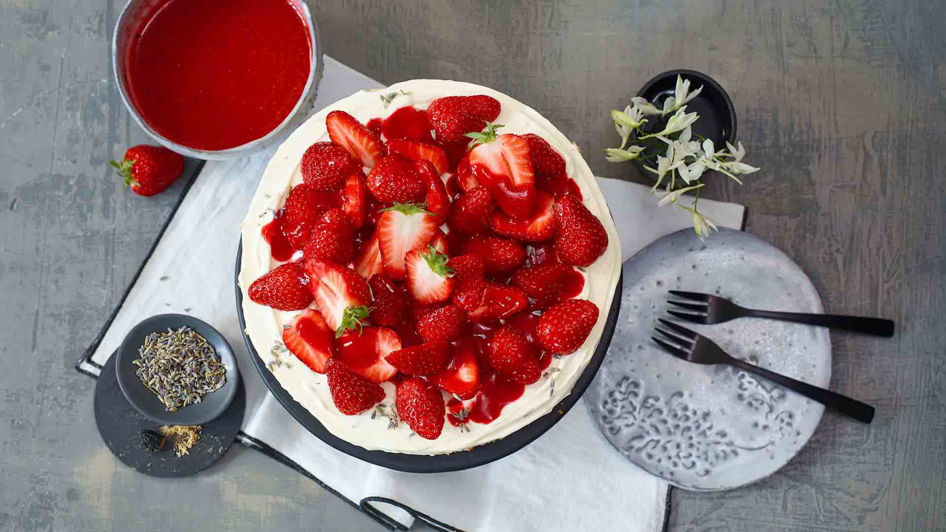 Cheesecake cu căpșuni și lavandă, sos de căpșuni și boabe de Tonka