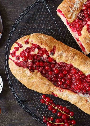 Focaccia cu rozmarin și coacăze