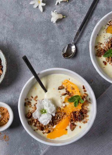 Müsli de casă cu cremă de brânză, cu portocale și șofran, alături de nuci pecan caramelizate