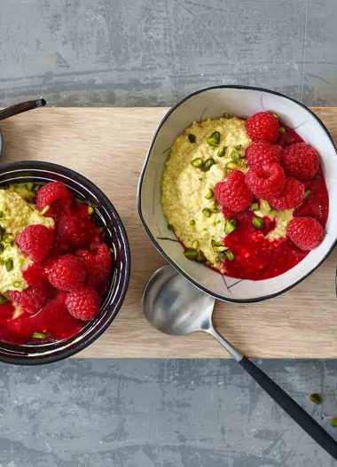 Porridge de quinoa cu șofran și zmeură