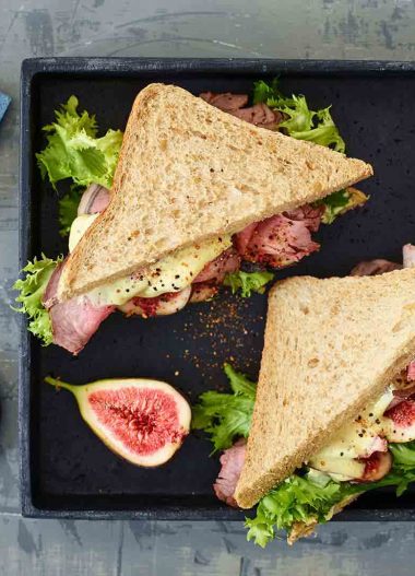 Sandwich cu friptură de vită în crustă de piper