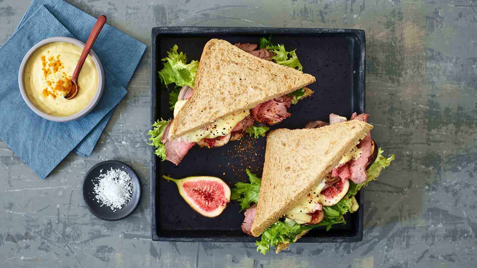 Sandwich cu friptură de vită în crustă de piper