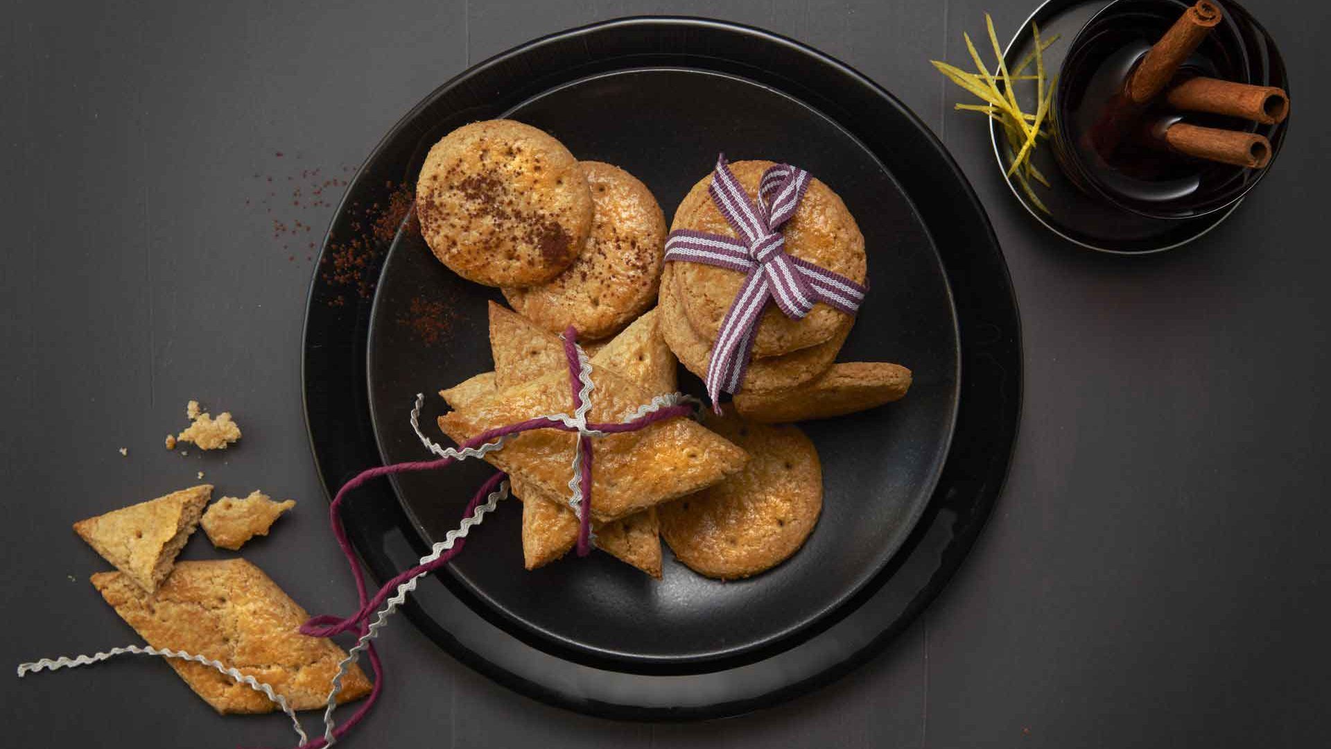 Biscuiți cu scorțișoară, nucșoară și migdale