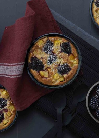 Desert cu mure și mango (Clafoutis)