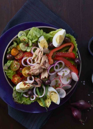 Salată Niçoise cu legume, ton și anșoa