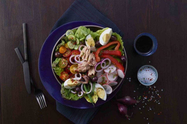 Salată Niçoise cu legume, ton și anșoa