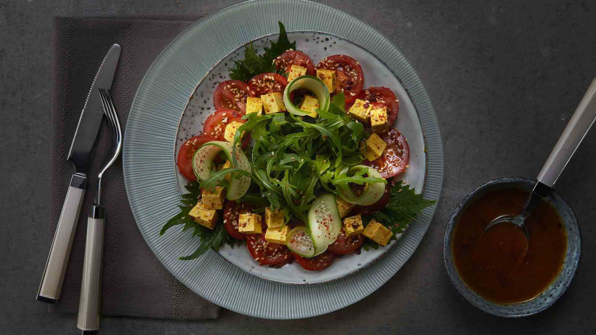 Salată de roșii cu brânză tofu și semințe de susan