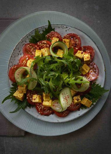 Salată de roșii cu brânză tofu și semințe de susan