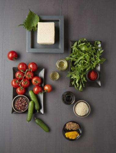 Salată de roșii cu brânză tofu și semințe de susan