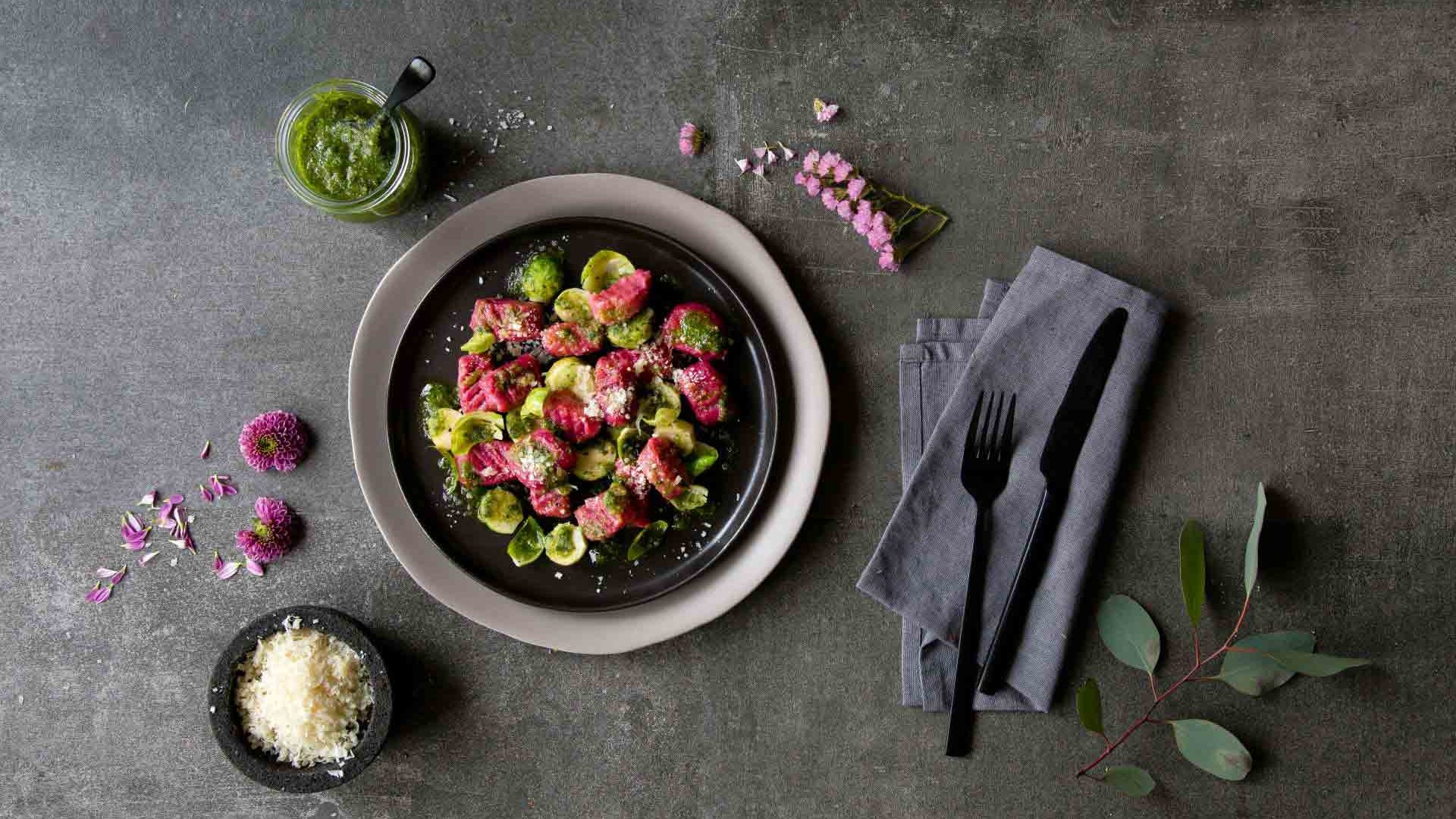 Gnocchi de sfecla rosie cu sos pesto cu nuci