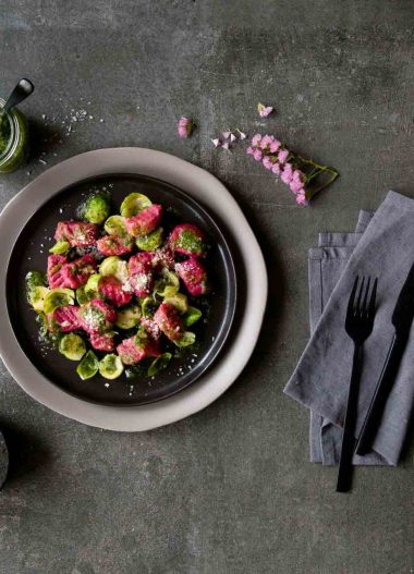 Gnocchi de sfecla rosie cu sos pesto cu nuci