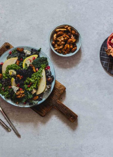 Salata de varza Kale cu pere si nuci caramelizate