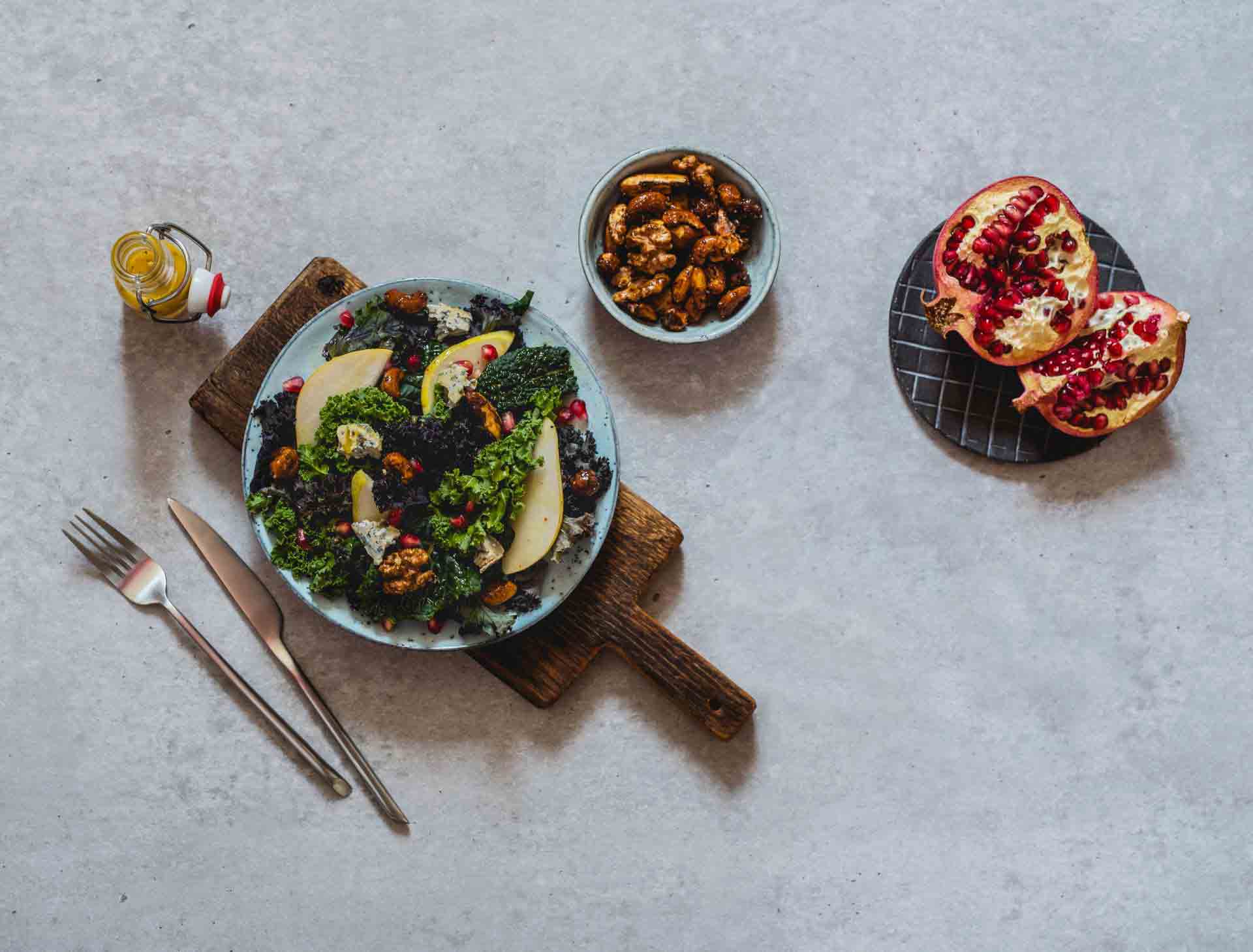 Salată de varză Kale cu pere și nuci caramelizate Fuchs Condimente