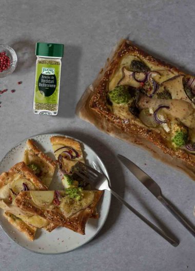 Tarta de cartofi si ciuperci cu sos pesto