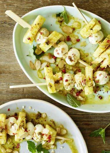 Frigarui de ananas cu mozzarella si rozmarin