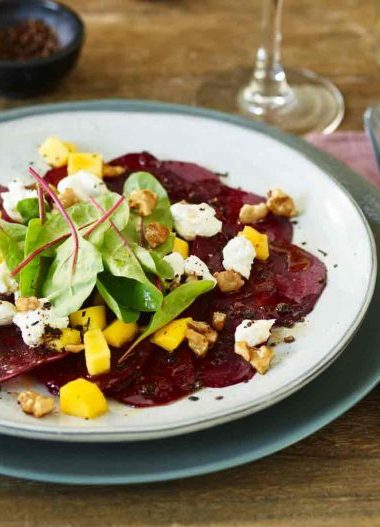 Carpaccio de sfeclă roșie cu brânză de capră