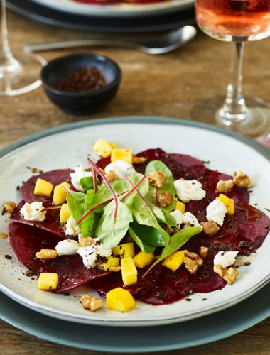Carpaccio de sfeclă roșie cu brânză de capră