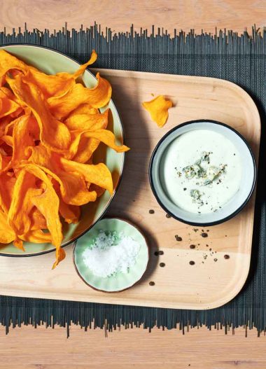 Chips-uri de cartofi dulci cu sos de gorgonzola