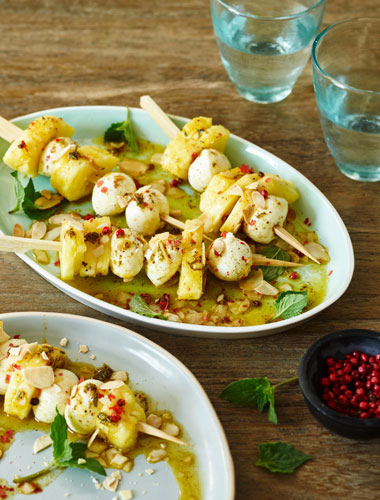 Frigarui de ananas cu mozzarella si rozmarin