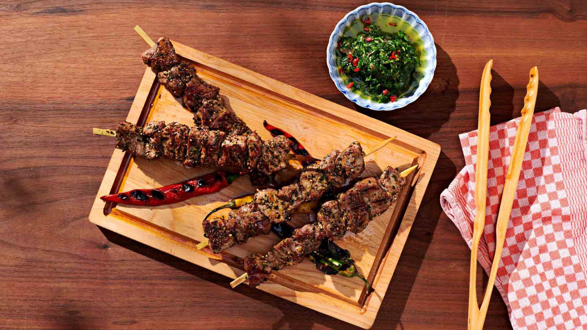 Frigărui de miel cu verdețuri marinate în bere