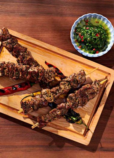 Frigărui de miel cu verdețuri marinate în bere