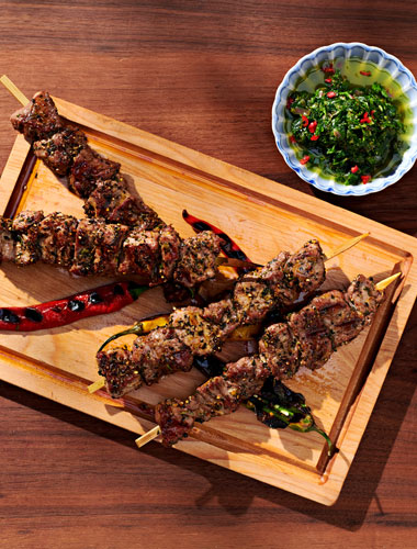 Frigărui de miel cu verdețuri marinate în bere