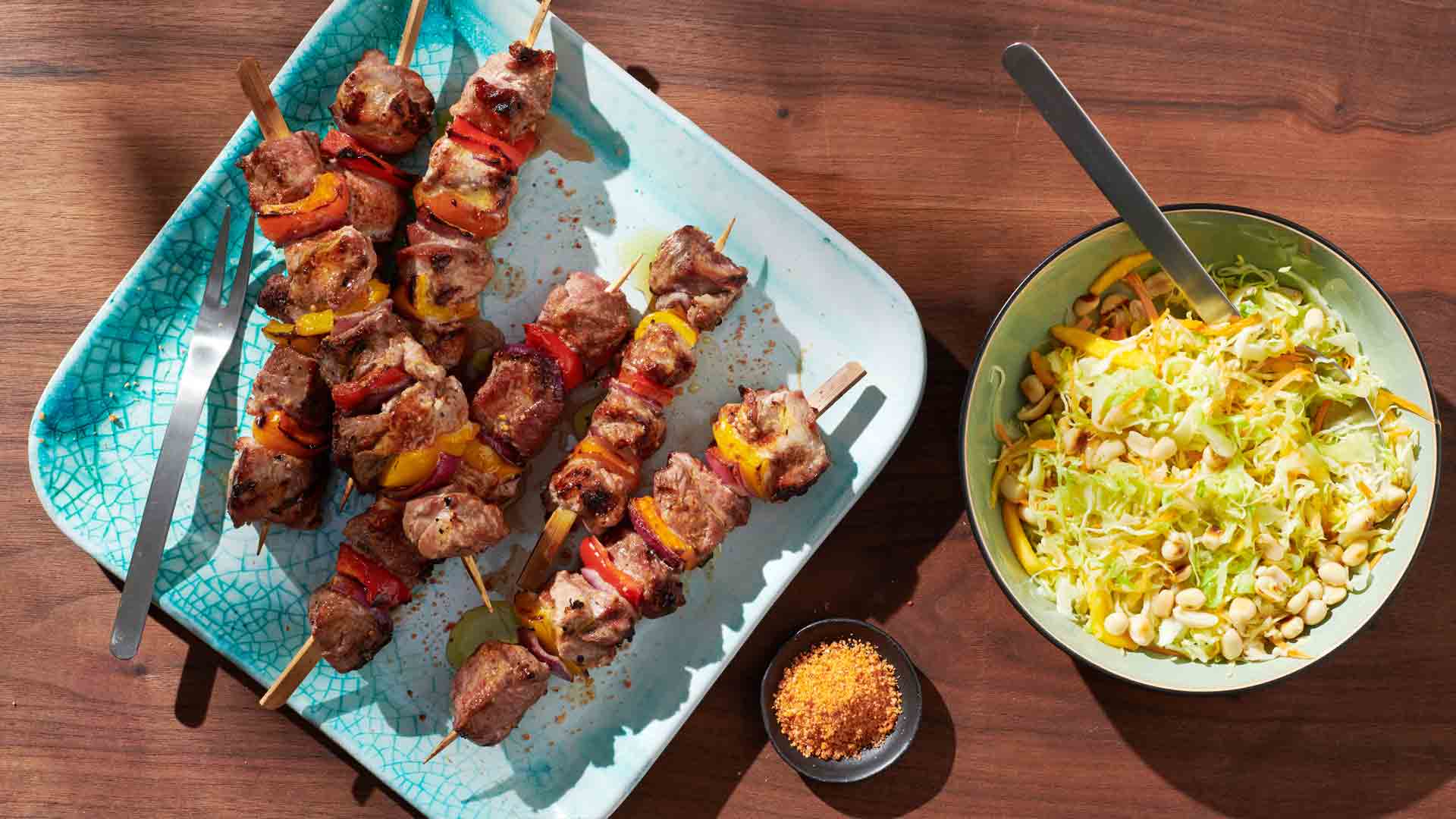 Frigărui din carne de porc cu salată de varză și arahide