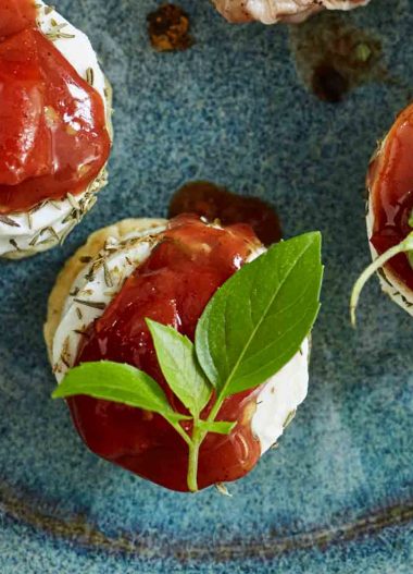 Mini-tarte cu brânză de capră și chutney de roșii