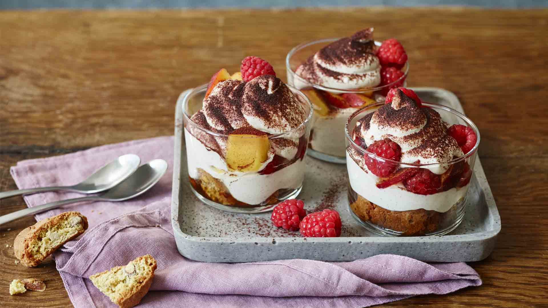 Tiramisu cu fructe la pahar