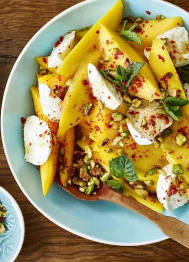 Salată de mango cu mozzarella