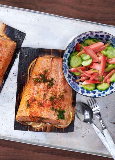 Somon pe placa de cedru la gratar