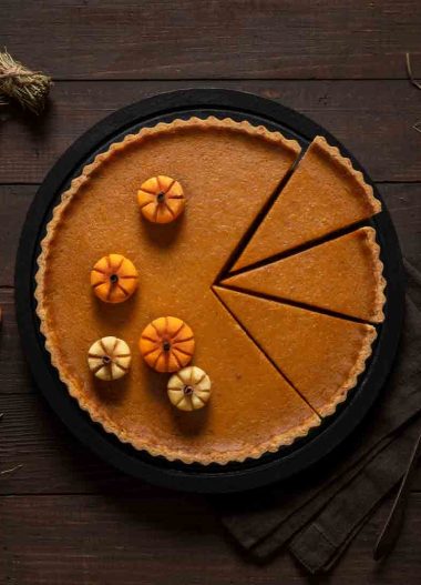 Tartă de dovleac în crustă cu nuci și mini-dovleci de ciocolată