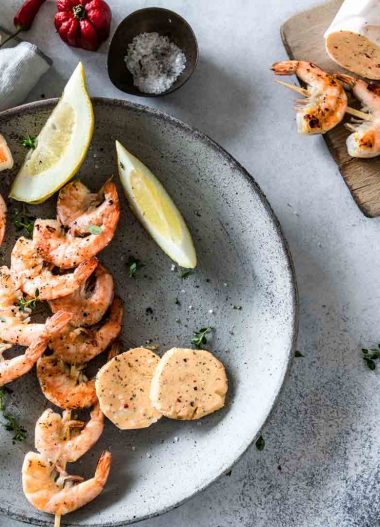 Frigărui de creveți marinați la grătar