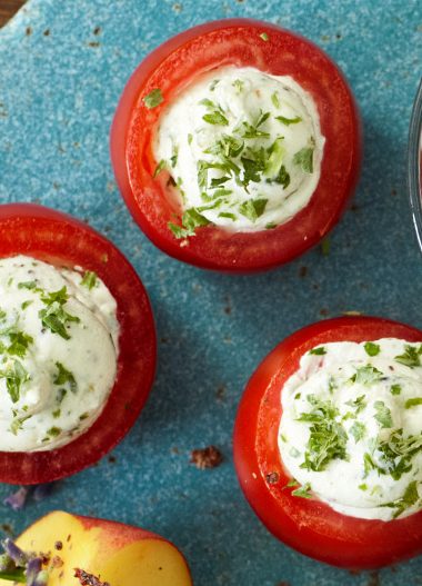 Roșii umplute cu brânză