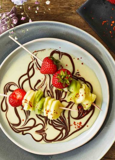 Frigărui din fructe cu sos de ciocolată