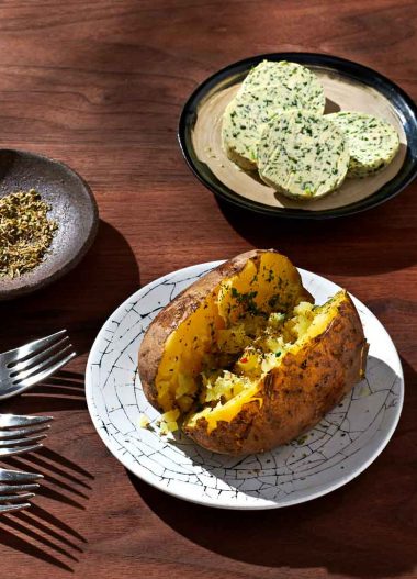 Cartofi la cuptor aromatizați cu unt și verdețuri mediteraneene