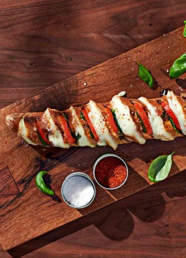 Baghetă umplută cu mozzarella și roșii