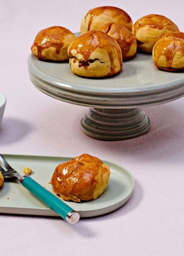 Biscuiți Scones cu sos de zmeură