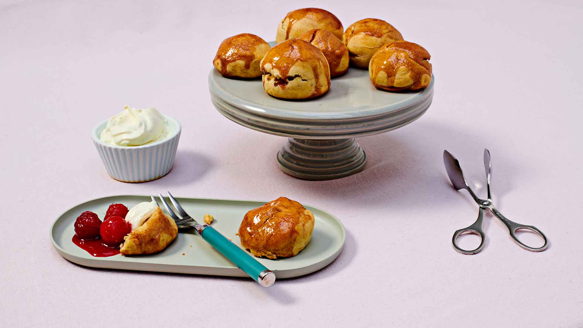 Biscuiți Scones cu sos de zmeură