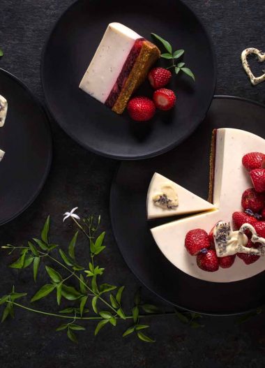 Cheesecake cu căpșuni și ciocolată albă cu lavandă