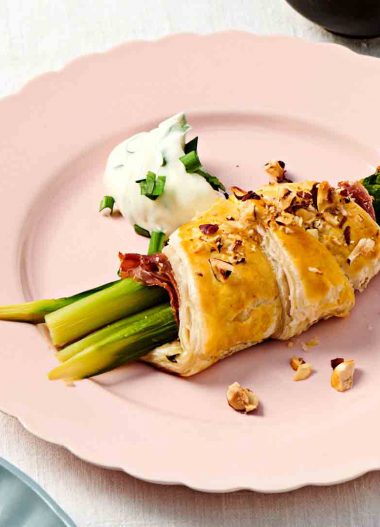 Sparanghel învelit în șuncă și foietaj