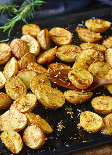 Cartofi cu rozmarin la cuptor