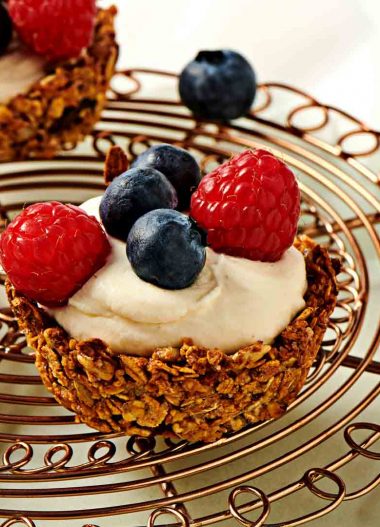 Cupe din fulgi de ovăz cu mascarpone și fructe de pădure