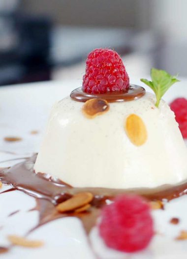 Panna Cotta cu lavanda si sos de ciocolata