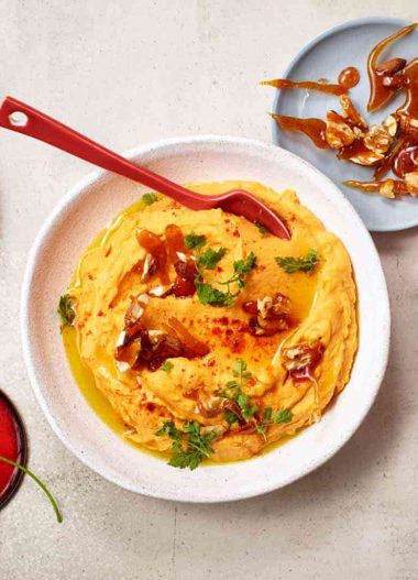 Hummus de cartofi dulci cu nuci caramelizate