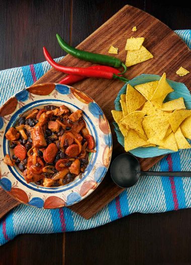 Mancare de fasole neagra cu carne de porc si carnati