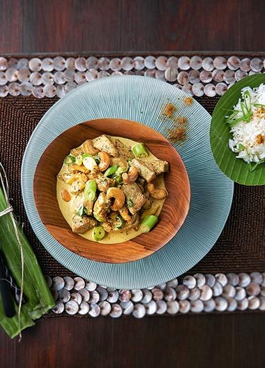Curry de pui cu unt și nuci caju